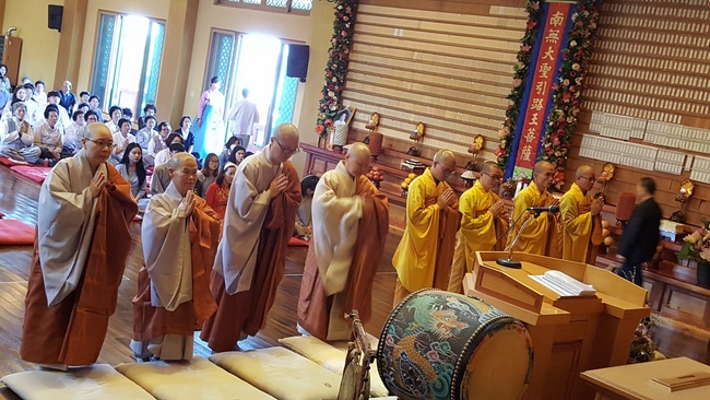 Partake in the Vesak Ceremony at Yonggungsa Cham Joeun Uri Temples